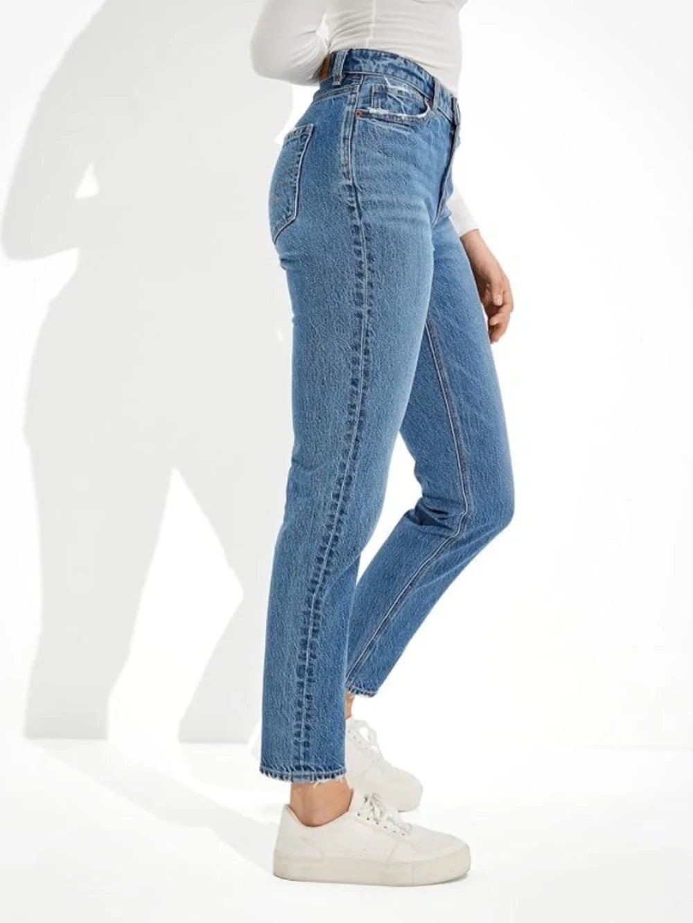 AE American Eagle Women's V-Rise Mom Jean in Empire Blue Wash size 00 Long